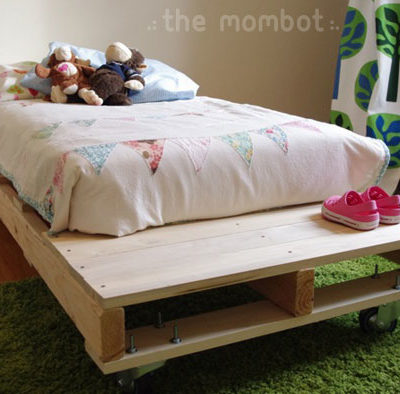 DIY pallet toddler bed, DIY toddler bed, pallet bed