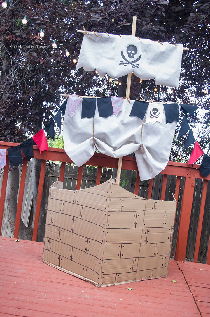 Pirate Ship made of cardboard & DIY pirate mast | TheMombot.com