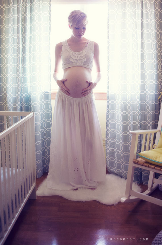 Maternity photo shoot | TheMombot.com