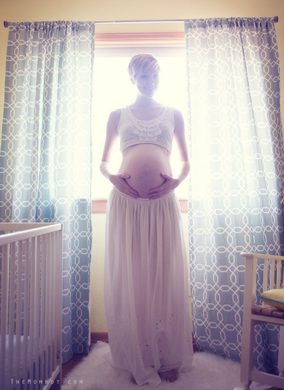 Maternity photo shoot | TheMombot.com