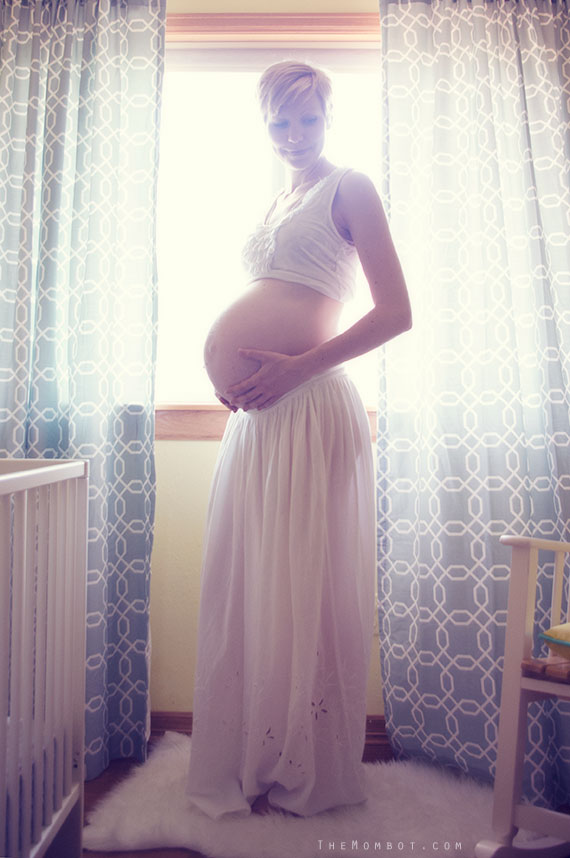 Maternity photo shoot | TheMombot.com