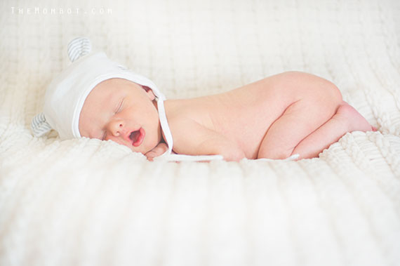 newborn photography | TheMombot.com