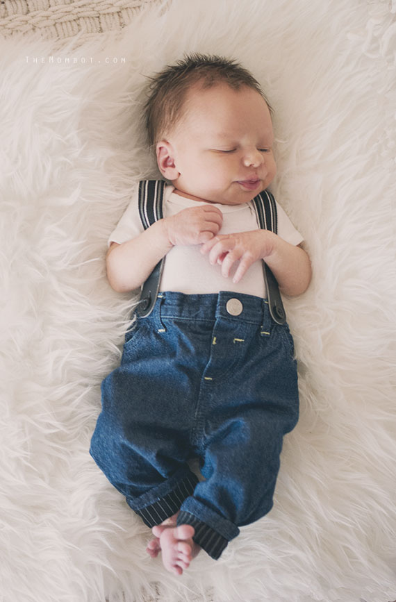 newborn photography | TheMombot.com