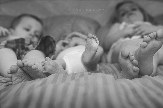 newborn photography | TheMombot.com