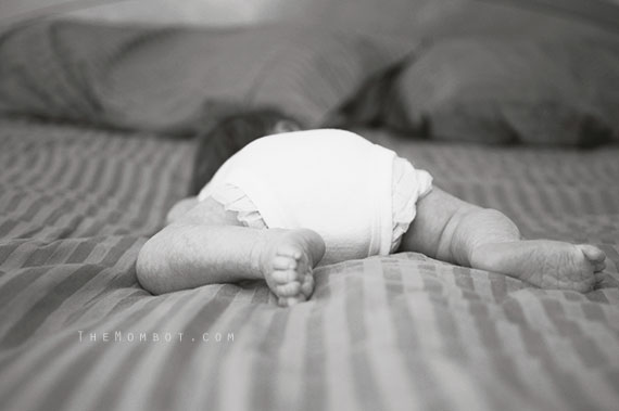 newborn photography | TheMombot.com